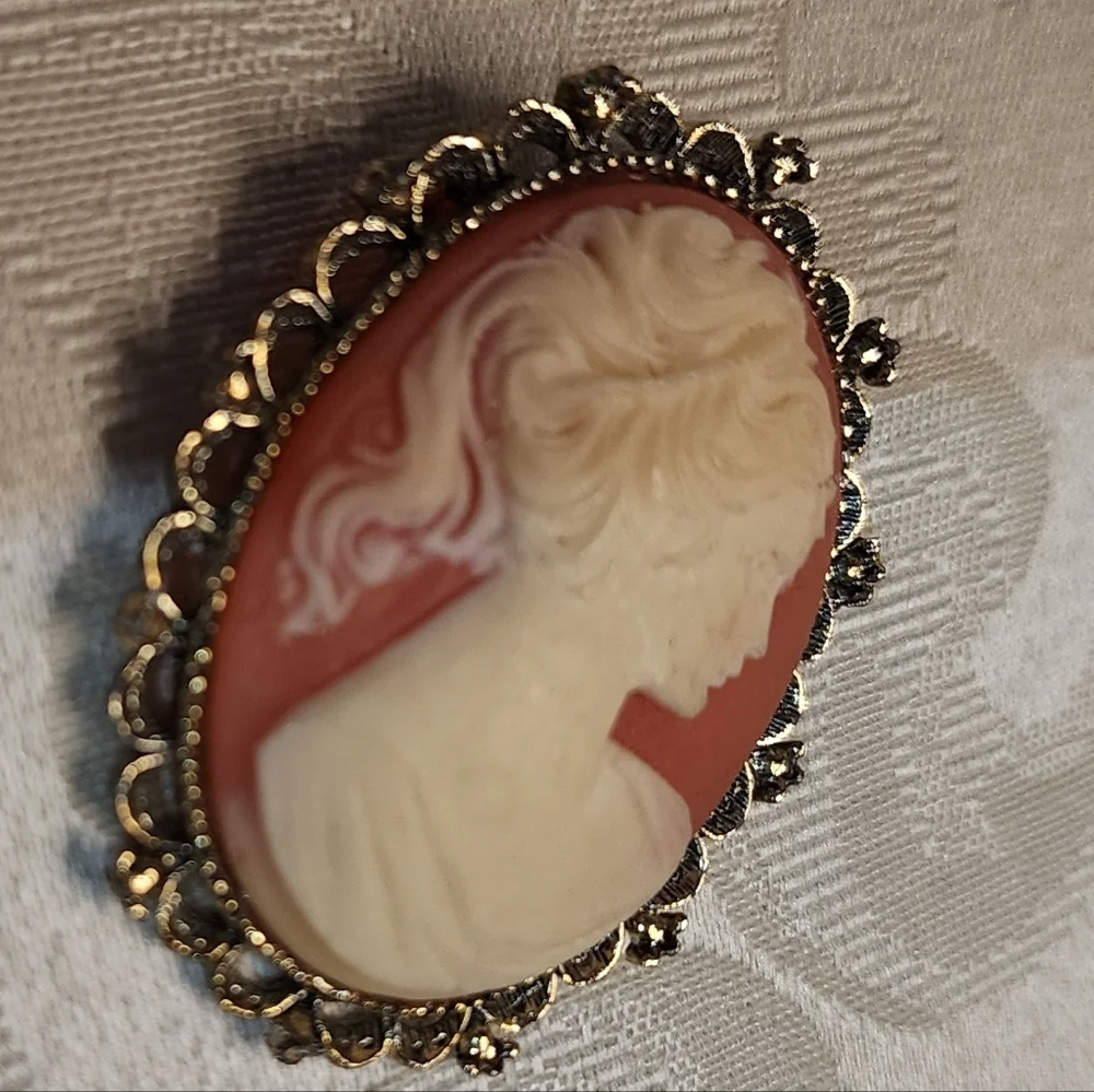Large Antique/Vintage Gold Tone Hand Carved Cameo Ivory Lady Brooch Pin. Gerrys
